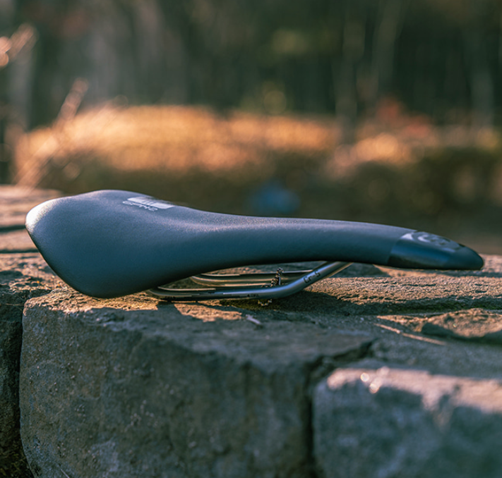 스매니 GP 안장 | 데얼스 아웃도어 전문 플랫폼