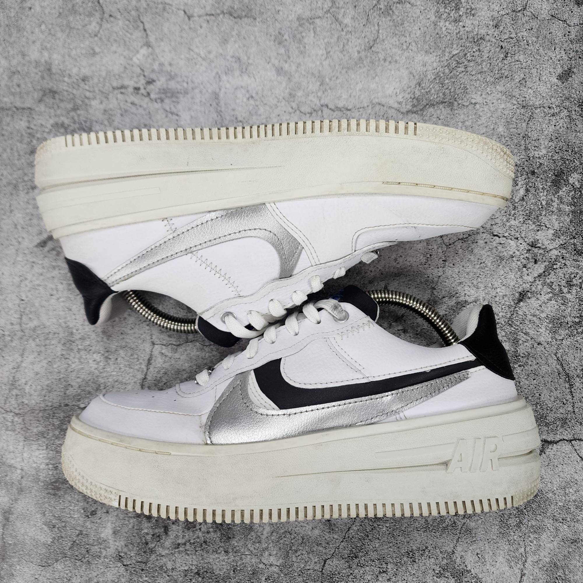 더블식스(정품)나이키 우먼 에어포스1 플랫폼 화이트 메탈릭 실버 245 | 데얼스 아웃도어 전문 플랫폼