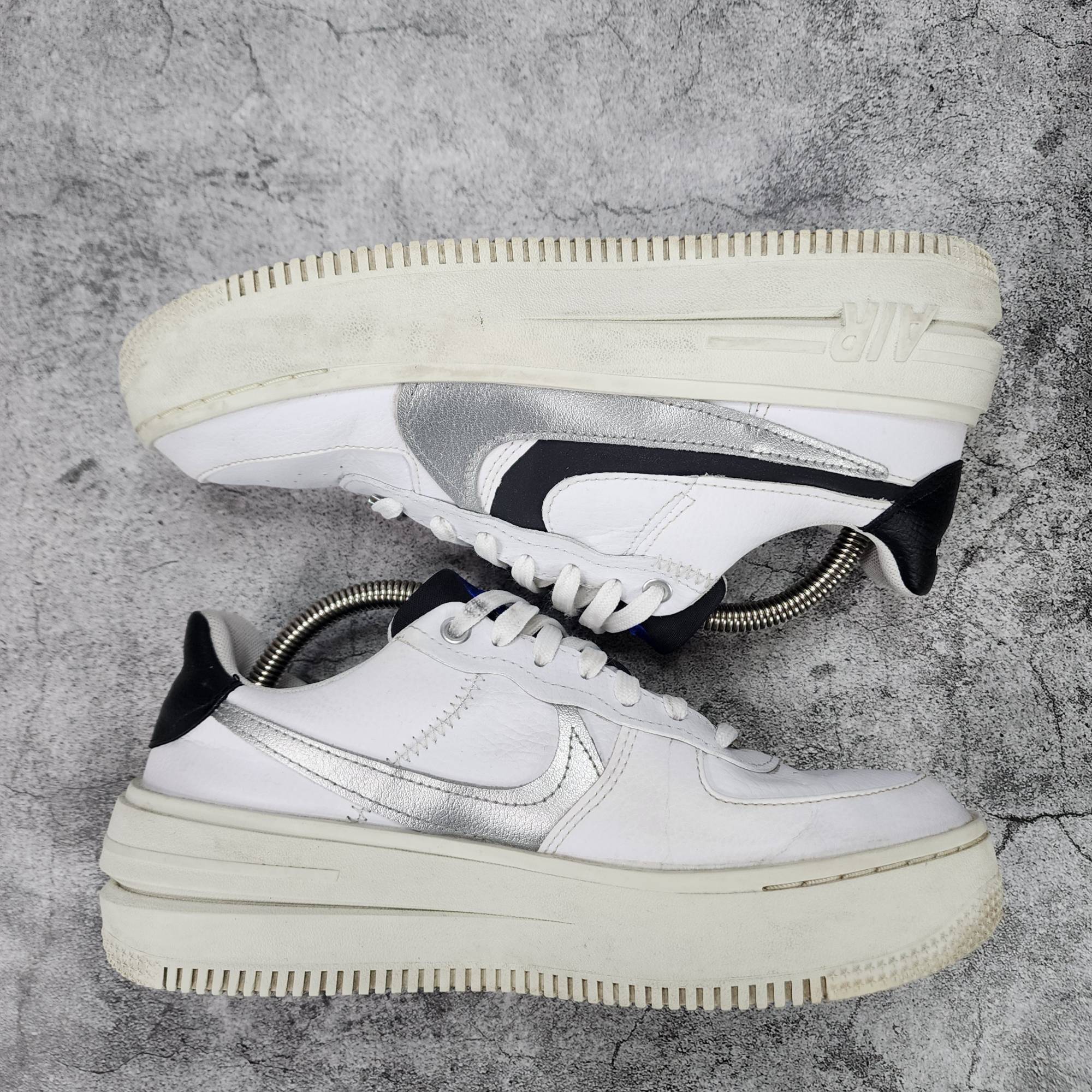 더블식스(정품)나이키 우먼 에어포스1 플랫폼 화이트 메탈릭 실버 245 | 데얼스 아웃도어 전문 플랫폼