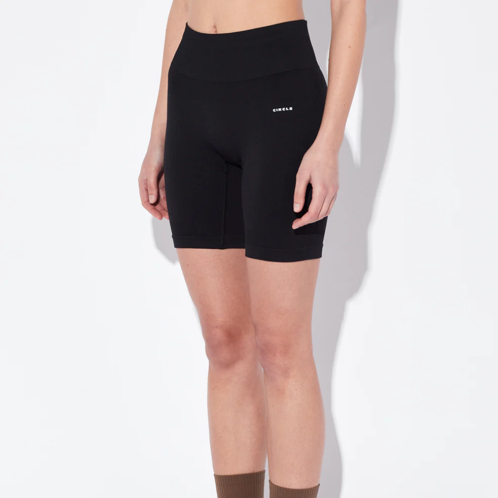 써클 에센셜 킵 더 플로우 쇼츠 2.0 오닉스 블랙 여성 | 데얼스 아웃도어 전문 플랫폼