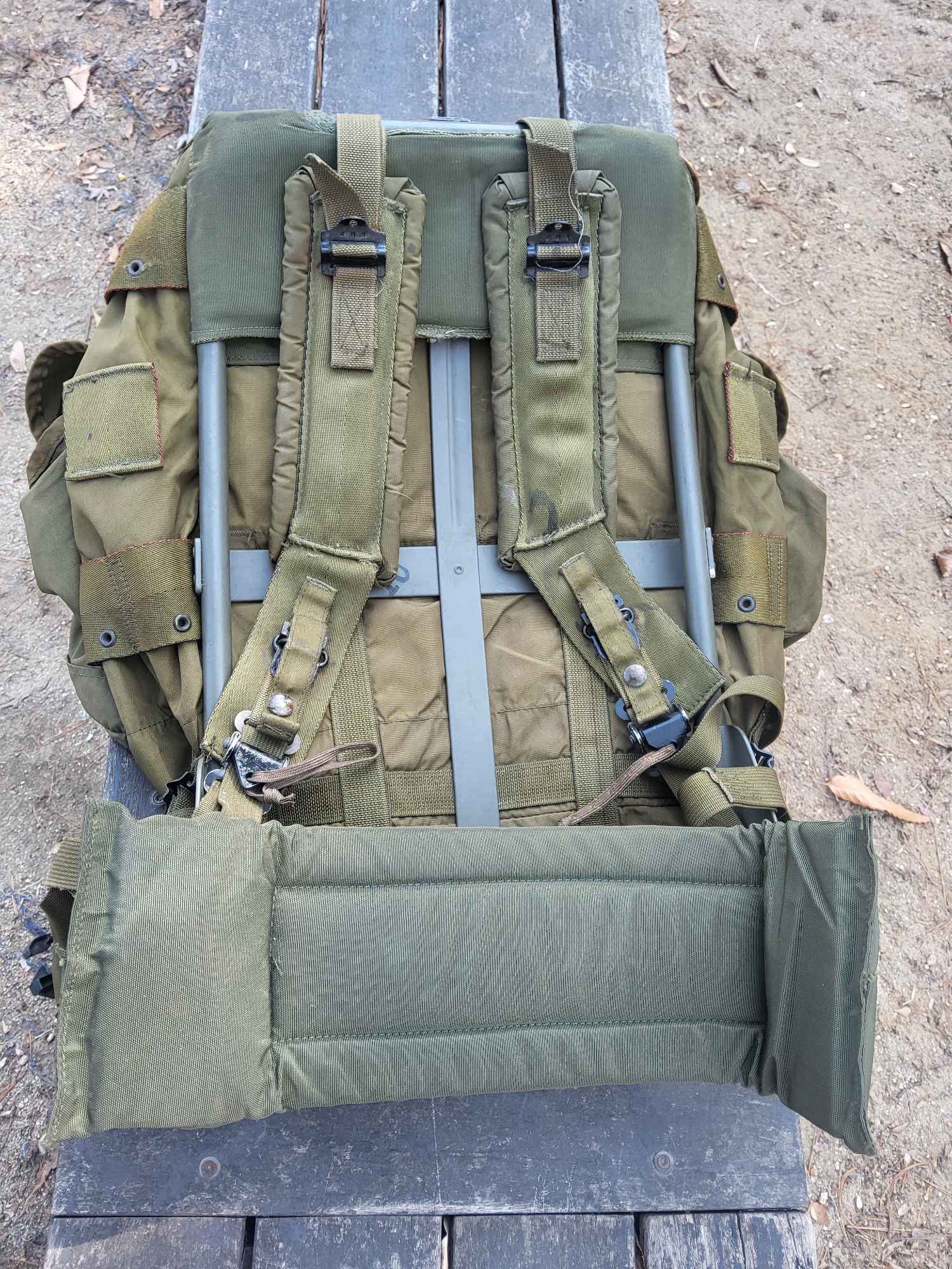 미군정품 미디움사이즈 엘리스팩  | 데얼스 아웃도어 전문 플랫폼