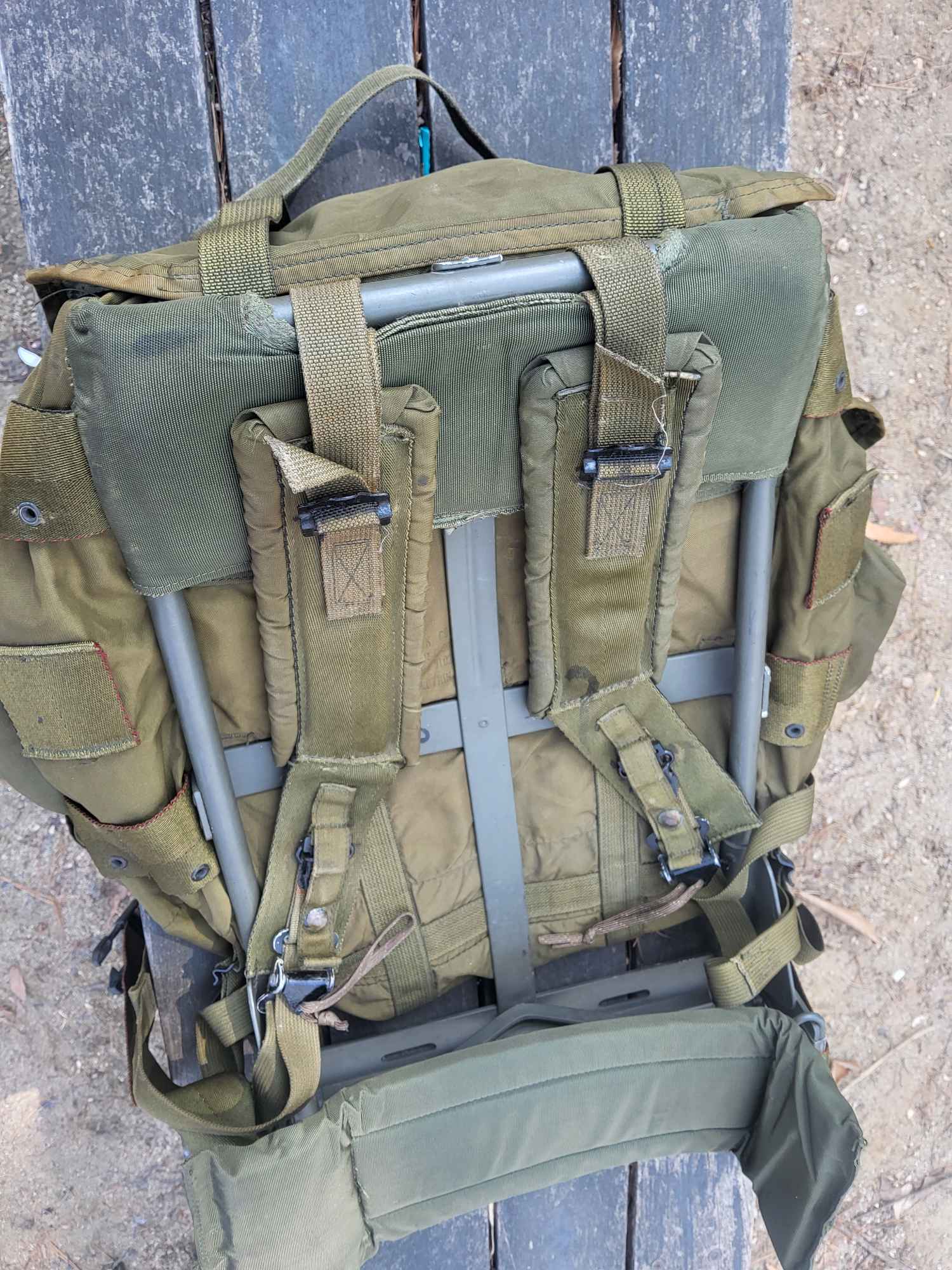 미군정품 미디움사이즈 엘리스팩  | 데얼스 아웃도어 전문 플랫폼