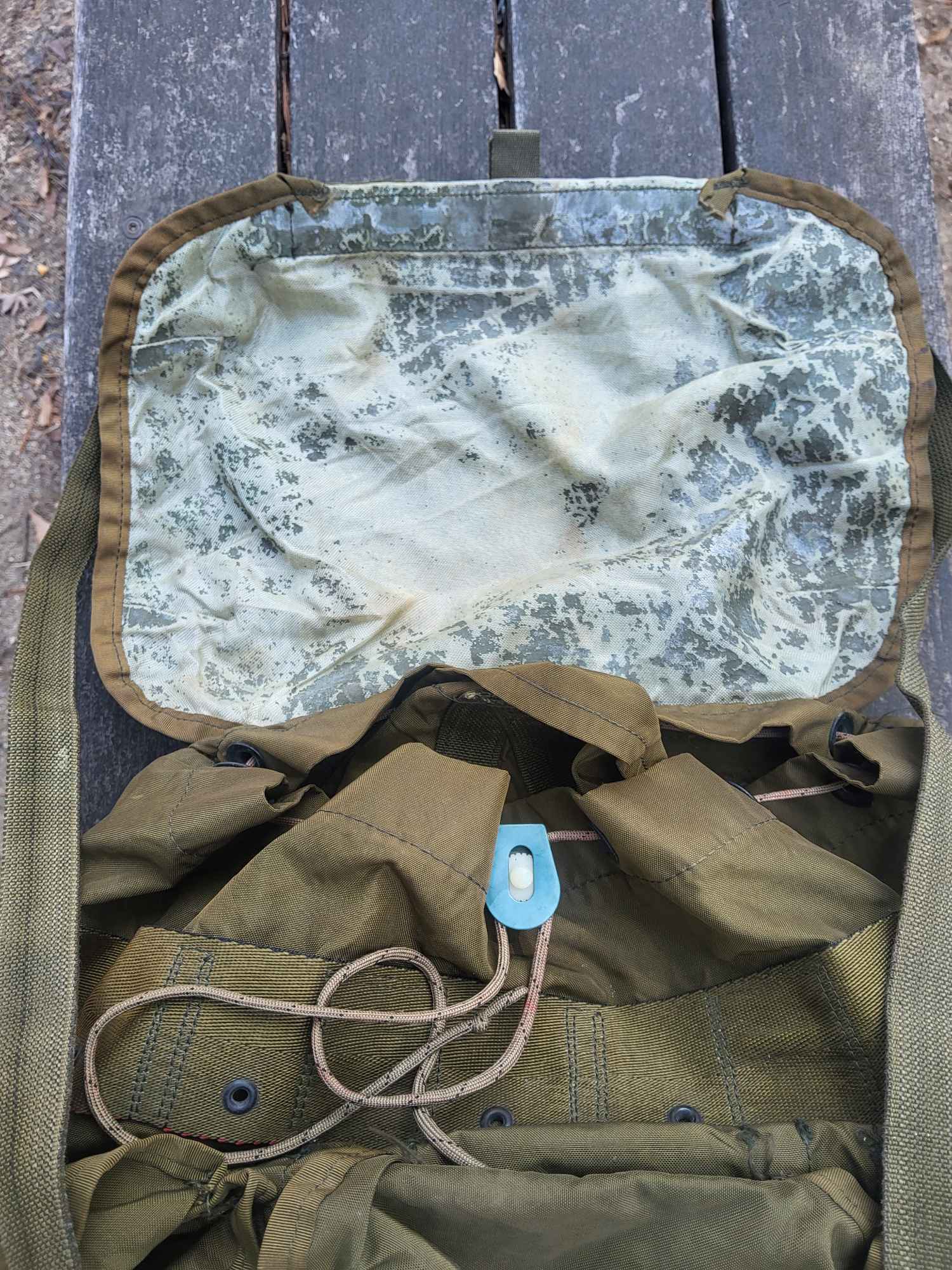 미군정품 미디움사이즈 엘리스팩  | 데얼스 아웃도어 전문 플랫폼