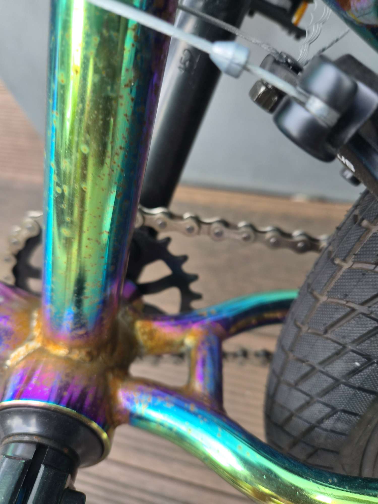 BMX 프리스타일 자전거20인치 휠오일슬릭(무지갯빛) 프레임자이로(핸들 360도 회전용) 없어 보임브레이크는 뒤쪽 U-브레이크이런 스타일은 2018~2023년쯤 유행한 BMX  | 데얼스 아웃도어 전문 플랫폼