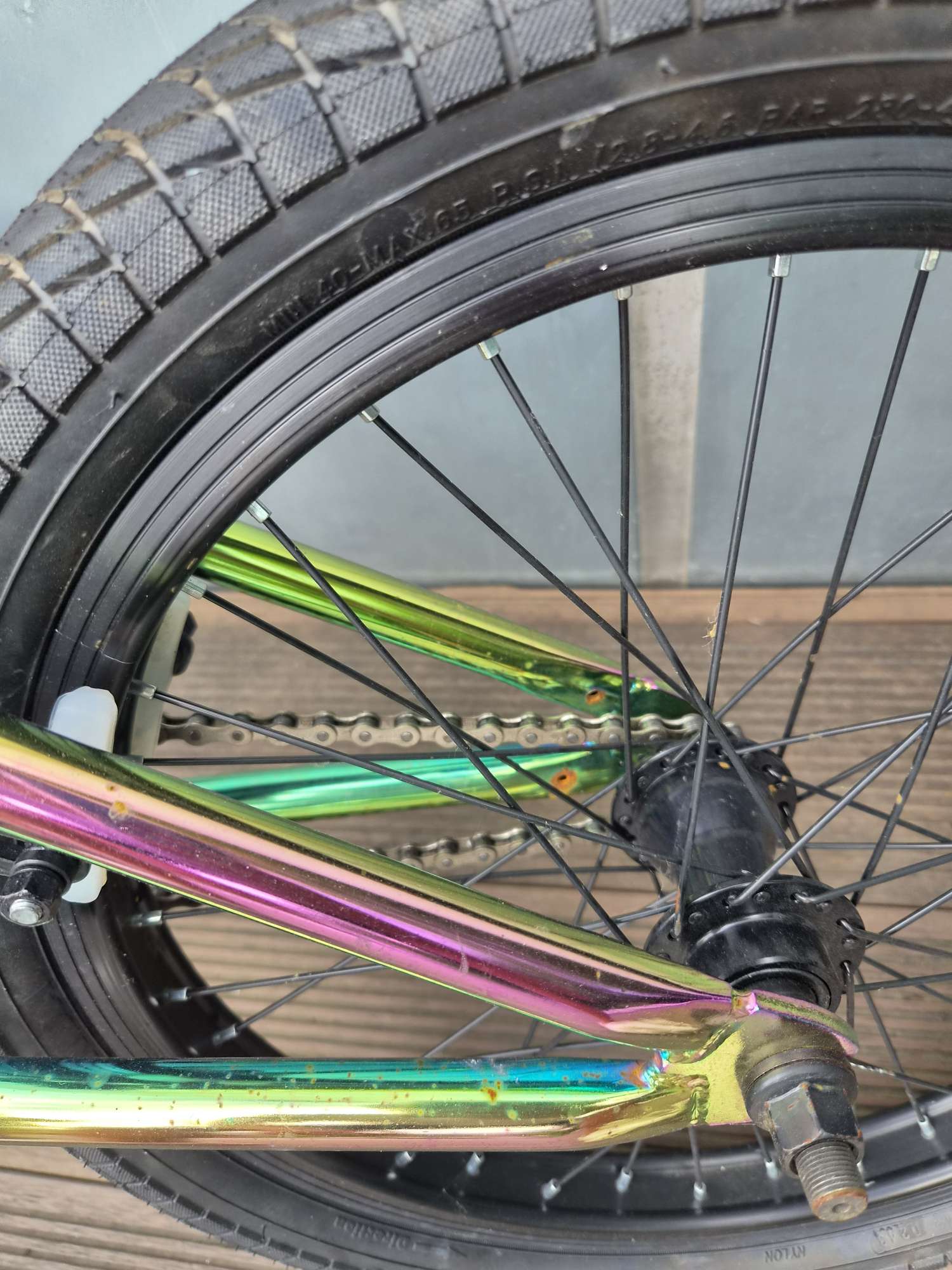 BMX 프리스타일 자전거20인치 휠오일슬릭(무지갯빛) 프레임자이로(핸들 360도 회전용) 없어 보임브레이크는 뒤쪽 U-브레이크이런 스타일은 2018~2023년쯤 유행한 BMX  | 데얼스 아웃도어 전문 플랫폼