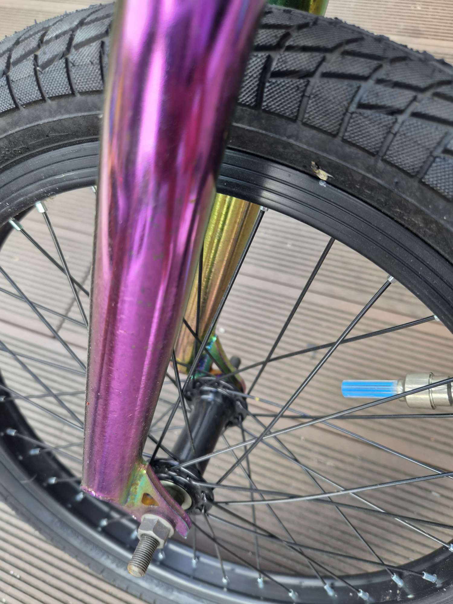BMX 프리스타일 자전거20인치 휠오일슬릭(무지갯빛) 프레임자이로(핸들 360도 회전용) 없어 보임브레이크는 뒤쪽 U-브레이크이런 스타일은 2018~2023년쯤 유행한 BMX  | 데얼스 아웃도어 전문 플랫폼