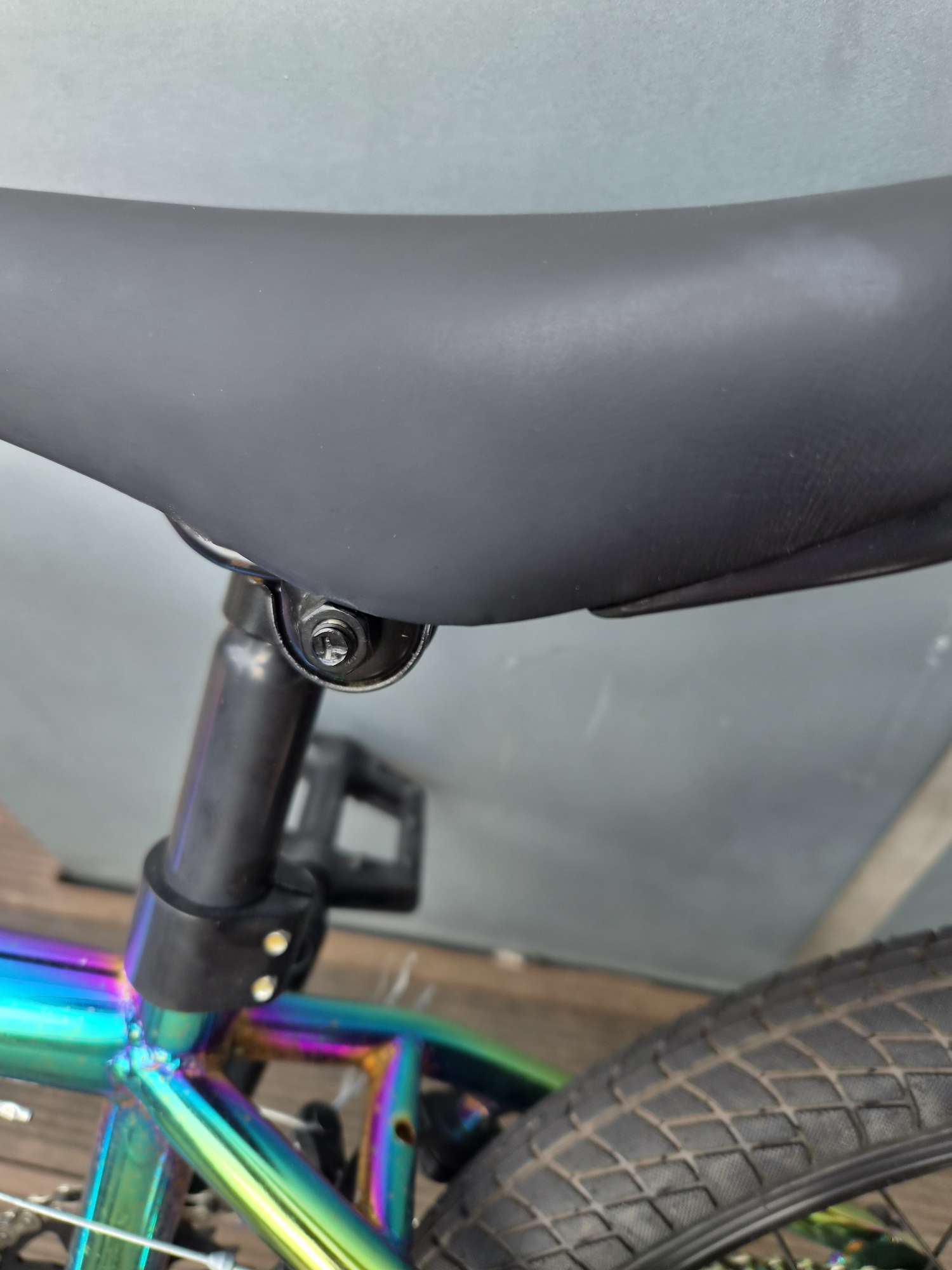 BMX 프리스타일 자전거20인치 휠오일슬릭(무지갯빛) 프레임자이로(핸들 360도 회전용) 없어 보임브레이크는 뒤쪽 U-브레이크이런 스타일은 2018~2023년쯤 유행한 BMX  | 데얼스 아웃도어 전문 플랫폼
