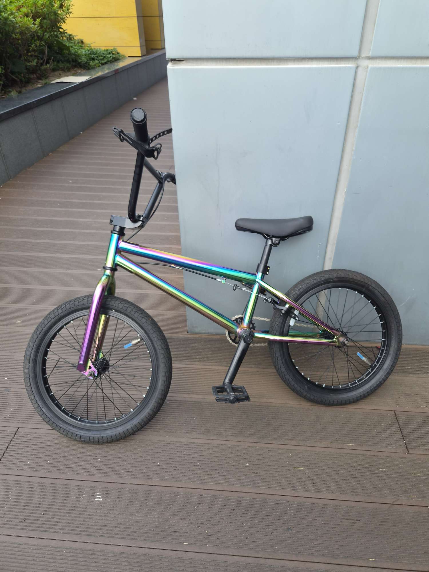 BMX 프리스타일 자전거20인치 휠오일슬릭(무지갯빛) 프레임자이로(핸들 360도 회전용) 없어 보임브레이크는 뒤쪽 U-브레이크이런 스타일은 2018~2023년쯤 유행한 BMX  | 데얼스 아웃도어 전문 플랫폼